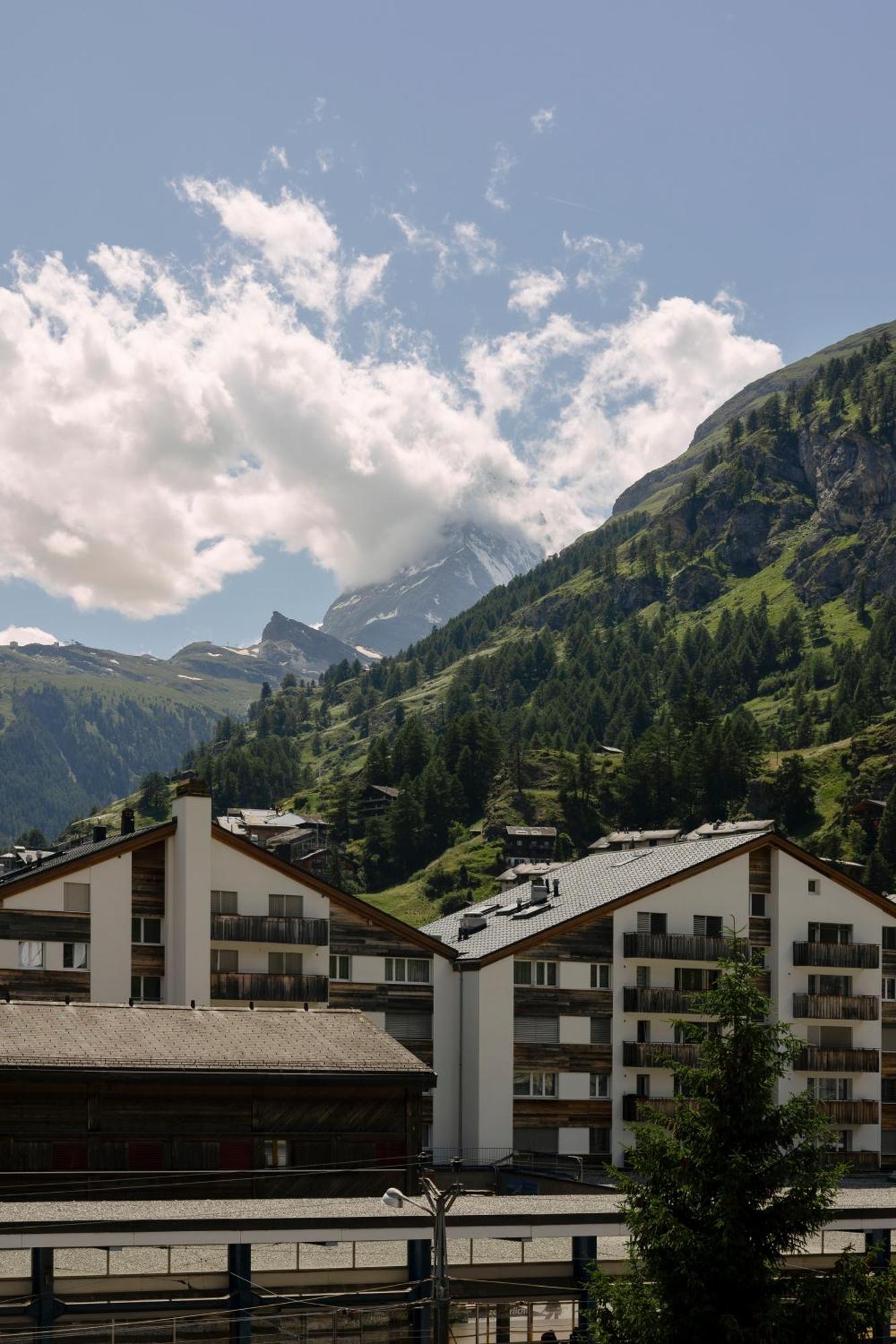 Schloss Zermatt - Cbd & Adaptogenic Spa And Sport Hotel Exterior photo