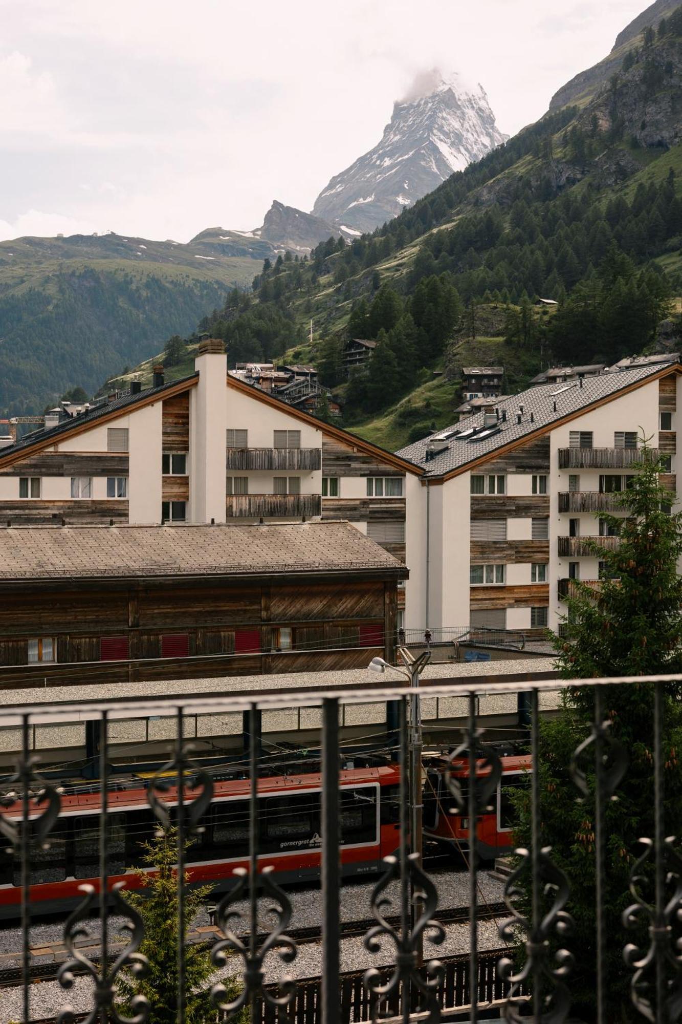 Schloss Zermatt - Cbd & Adaptogenic Spa And Sport Hotel Exterior photo